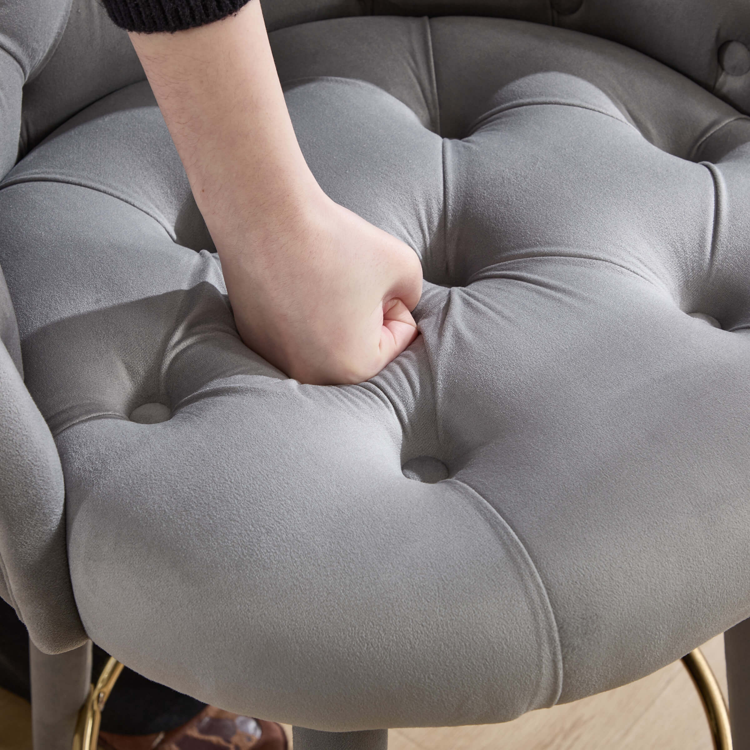 Hand pressing tufting on cushion