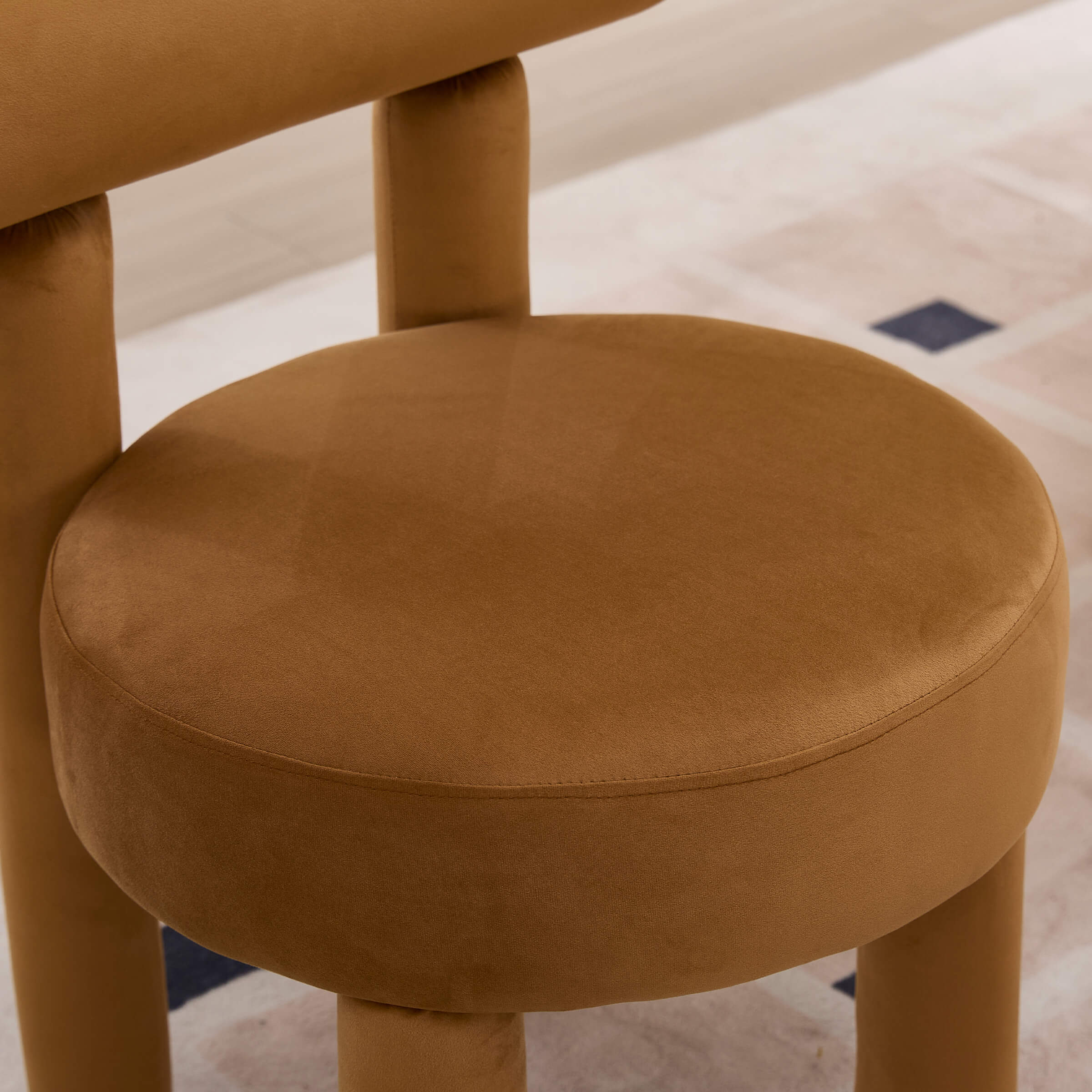 Close-up of the rounded seat