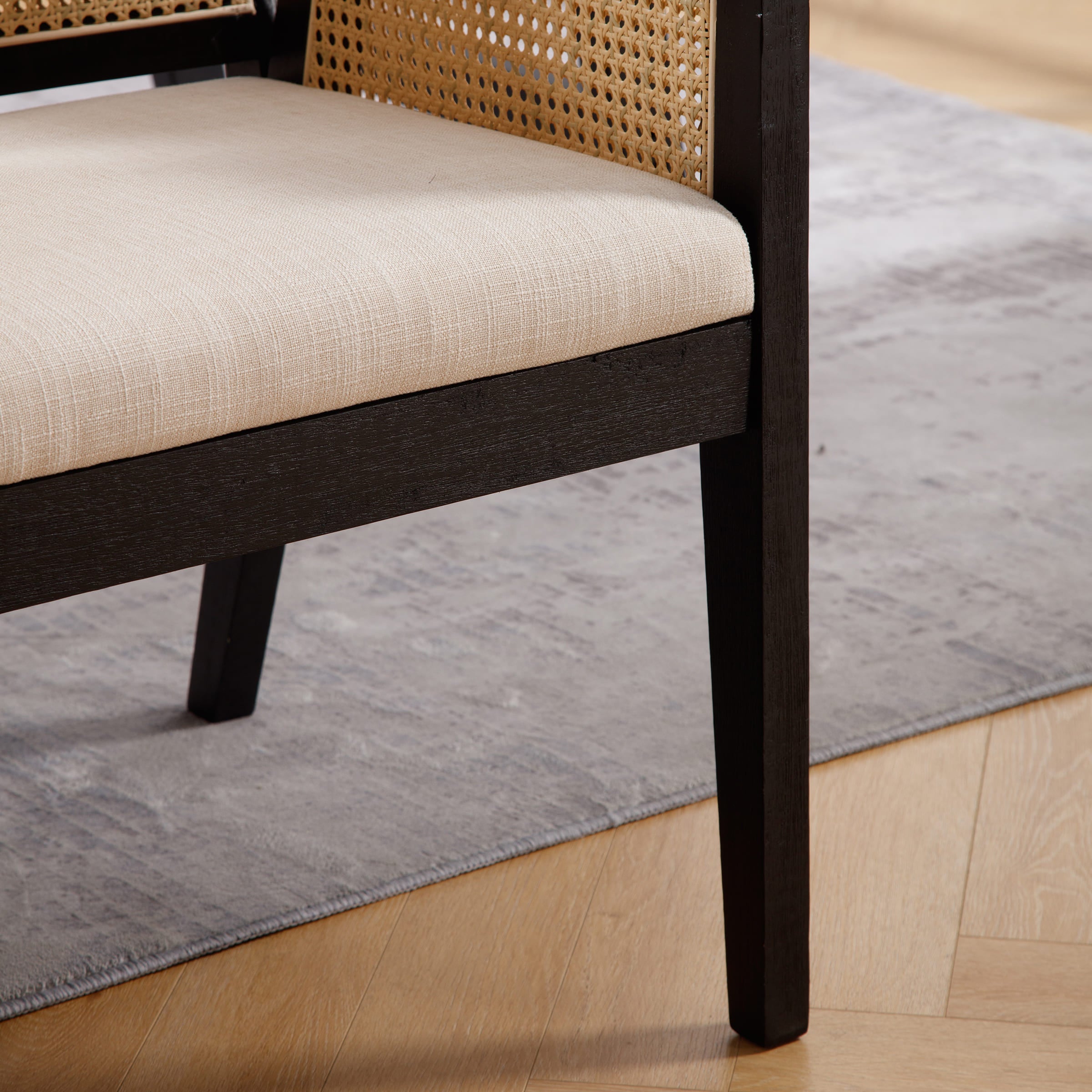 Seat cushion edge and leg