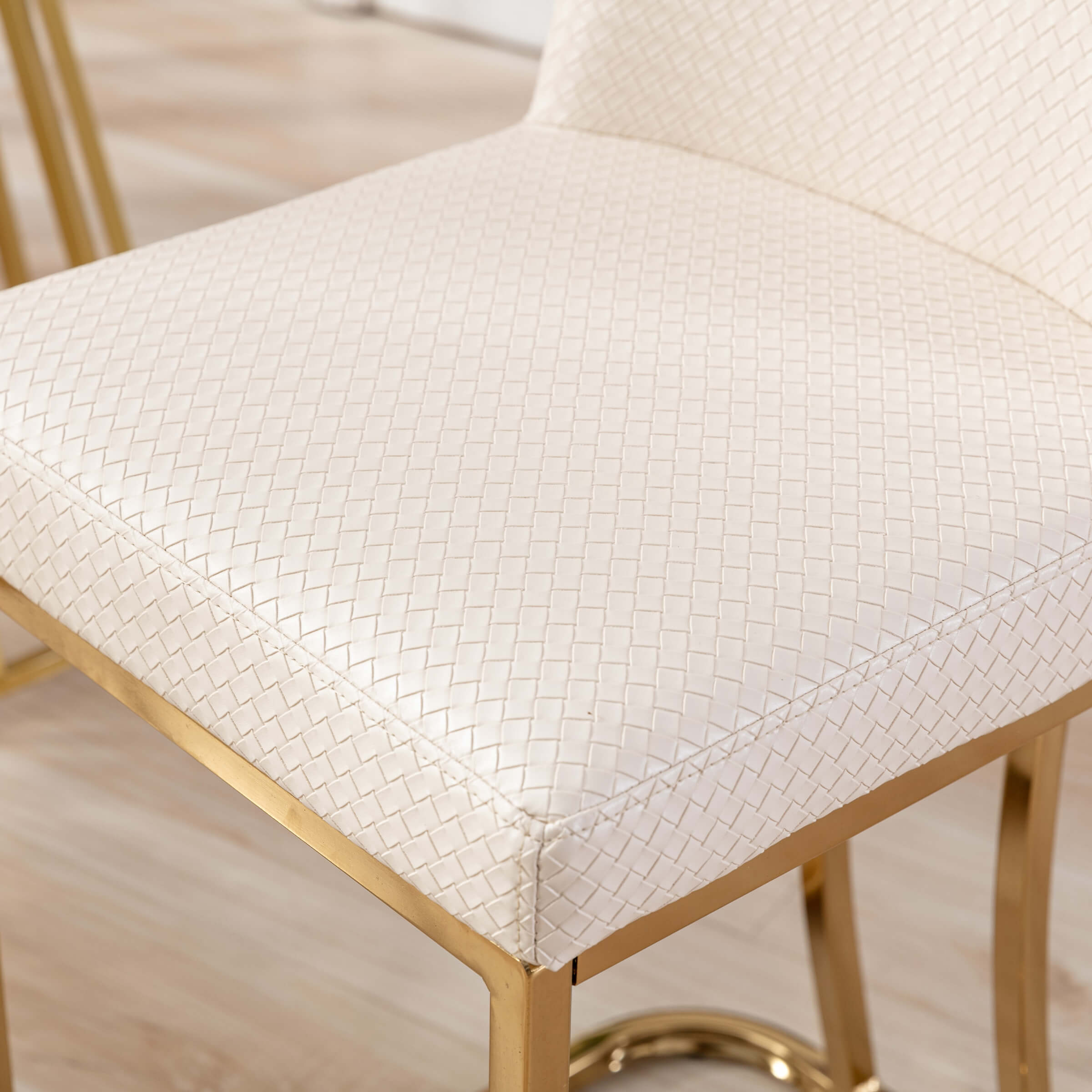 Edge and corner stitching of cream seat